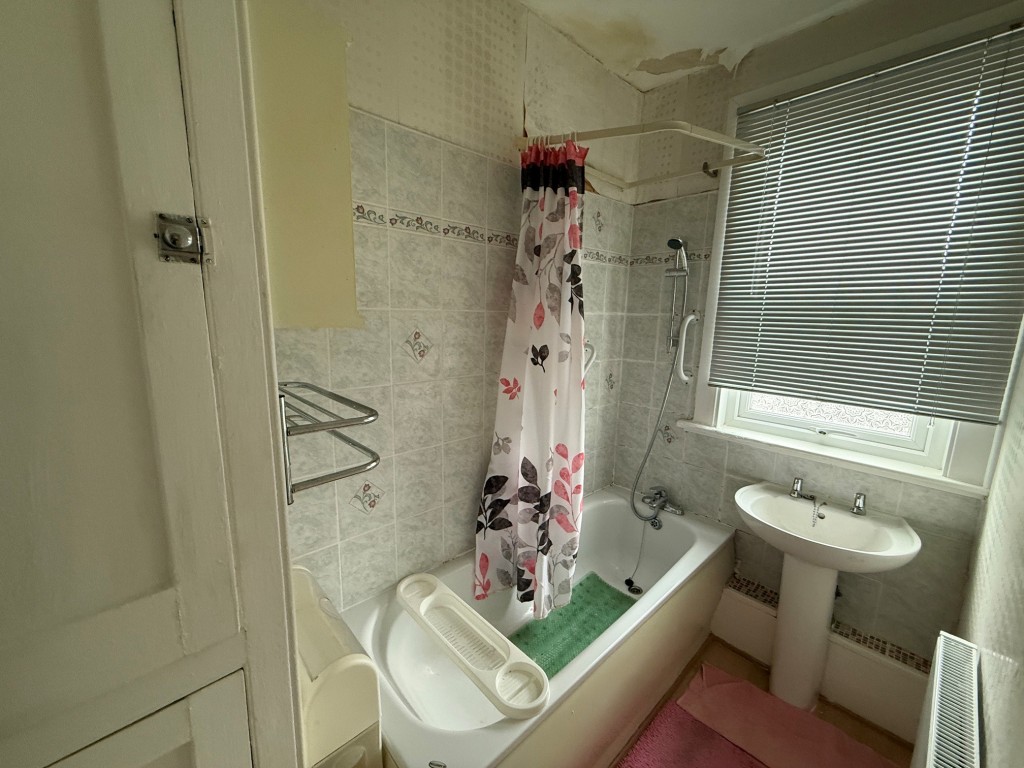 Lot: 142 - THREE-BEDROOM MID-TERRACE HOUSE FOR IMPROVEMENT - Bathroom